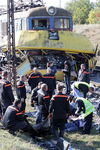 Investigators stand next to the wreckage of a bus after a collision in Ukraine's Dnipropetrovsk region October 12, 2010. [Xinhua] 