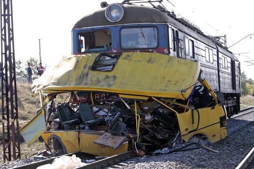 At least 43 people were killed when a goods locomotive hit a commuter bus at a railway crossing in eastern Ukraine on October 12, 2010.[Xinhua]