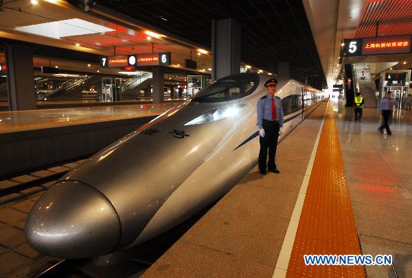 A train stops at Hongqiao station of Shanghai-Hangzhou High-Speed Railway, in Shanghai, east China, Oct. 18, 2010. 