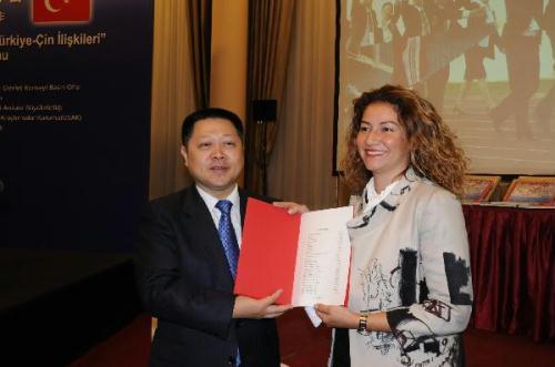 Wang Zhongwei (L), deputy director of China's State Council Information Office, presents the book list to Alanya Bahar, general manager of Jale Tezer College, in Ankara, Turkey, Oct. 18, 2010. 