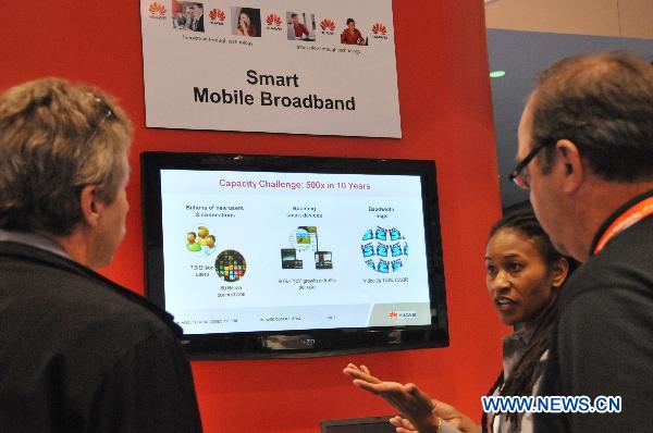 Visitors listen to the introduction of the mobile broadband technology of Huawei Technologies Co., Ltd. during the 4G Expo in Chicago, the United States, Oct. 19, 2010. 
