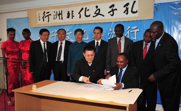 Representatives from the Chinese Deleagtion 'Confucian Culture In Africa' and the Confucius Institute at Kenya's University of Nairobi sign amemorandum of understanding in Nairobi, capital of Kenya, Oct. 19, 2010. 