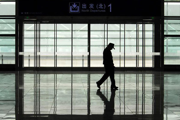 This photo taken on Oct.20th, 2010 is of the brand new waiting hall at the Shanghai Hongqiao Railway Station. The Shanghai Hongqiao Railway Station, along with Shanghai-Hangzhou High-Speed Railway, will be open for commercial use at the end of the month.