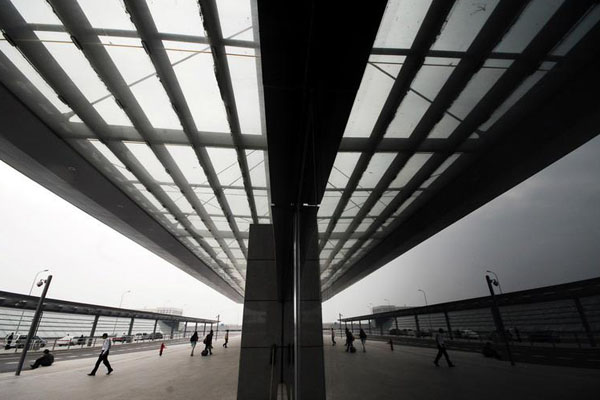 This photo taken on Oct.20th, 2010 shows the platform at Shanghai Hongqiao Railway Station. The Shanghai Hongqiao Railway Station, along with Shanghai-Hangzhou High-Speed Railway, will be open for commercial use at the end of the month.