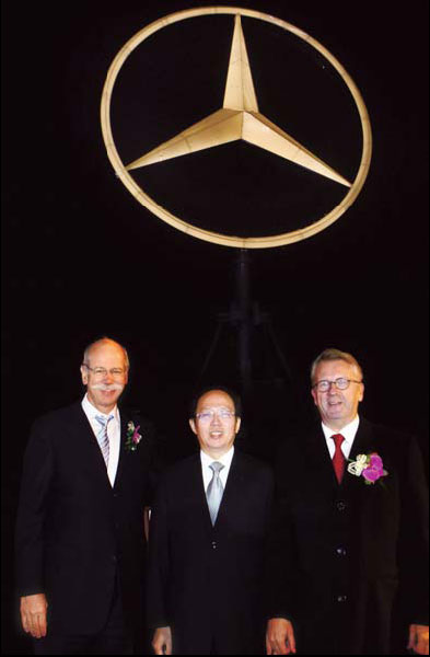 Dieter Zetsche (left), CEO of Daimler AG, Gou Zhongwen (center), vice-mayor of Beijing, and Ulrich Walker, chairman and CEO of Daimler Northeast Asia, attend the launching ceremony of Mercedes-Benz's largest rotating three-pointed star outside Germany on top of the Daimler Tower in Beijing on Friday. [China Daily]