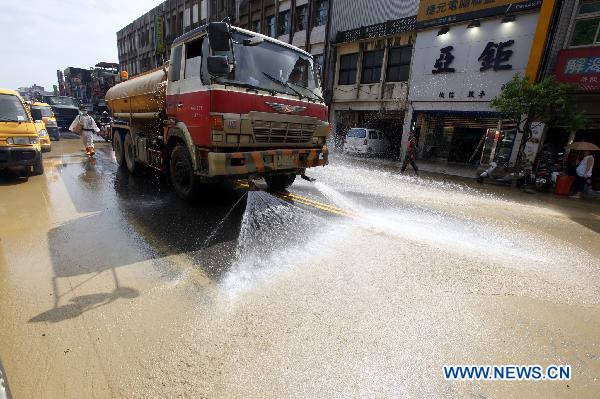 People clear up the streets of Su'ao, southeast China's Taiwan, on Oct. 24, 2010.