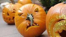 Jack-o'-lanterns are seen during a small gathering in Los Angles, the United States, Oct. 23, 2010.