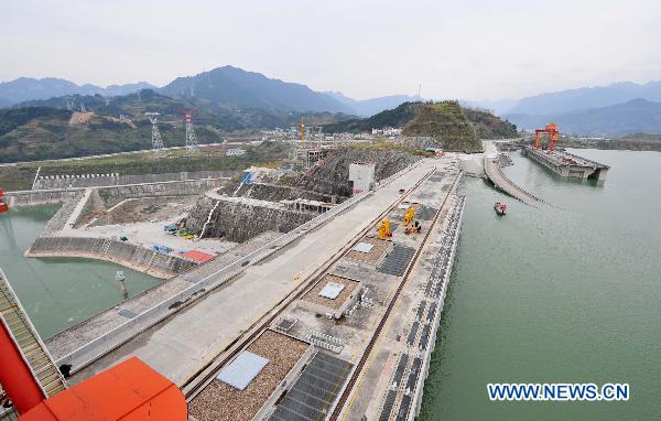 Photo taken on Oct. 26, 2010 shows the Three Gorges Dam and the reservoir (on the right side of the dam) after the water level reached 175 meters, its designed maximum, at 9:00 AM Tuesday in Yichang, central China&apos;s Hubei Province.