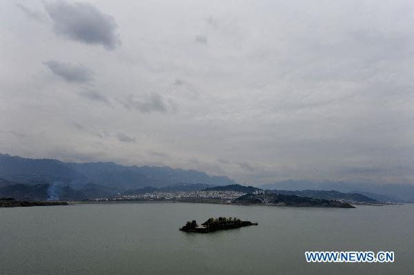 Photo taken on Oct. 26, 2010 shows the Three Gorges reservior after the water level reached 175 meters, its designed maximum, at 9:00 AM Tuesday in Yichang, central China&apos;s Hubei Province.