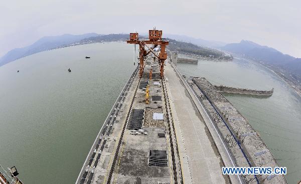 Photo taken on Oct. 26, 2010 shows the Three Gorges Dam and the reservoir (on the left side of the dam) after the water level reached 175 meters, its designed maximum, at 9:00 AM Tuesday in Yichang, central China&apos;s Hubei Province.