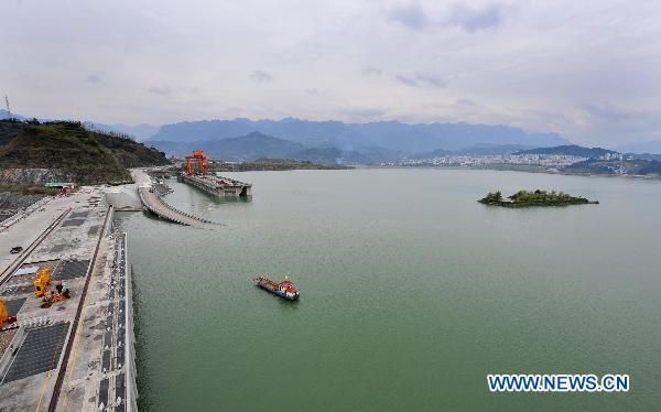 Photo taken on Oct. 26, 2010 shows the reservior of the Three Gorges Dam after the water level reached 175 meters, its designed maximum, at 9:00 AM Tuesday in Yichang, central China&apos;s Hubei Province. 