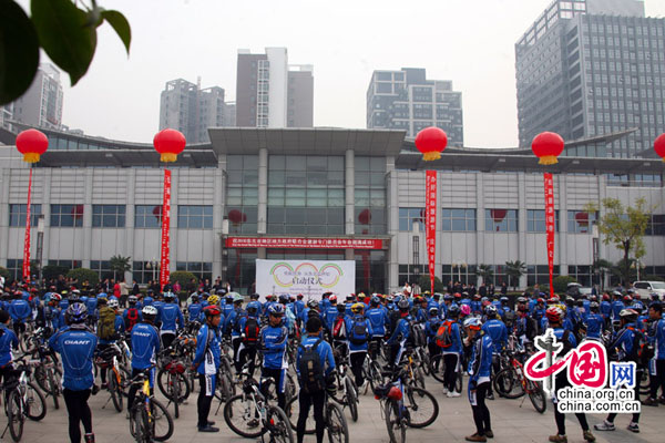 Officials greet over 200 bicycle enthusiasts to start their low-carbon journeys at the opening ceremony of 'Low-carbon Tourism Starts from Northeast Asia' in Jiaozuo, central China's Henan Province on Oct.24, 2010.