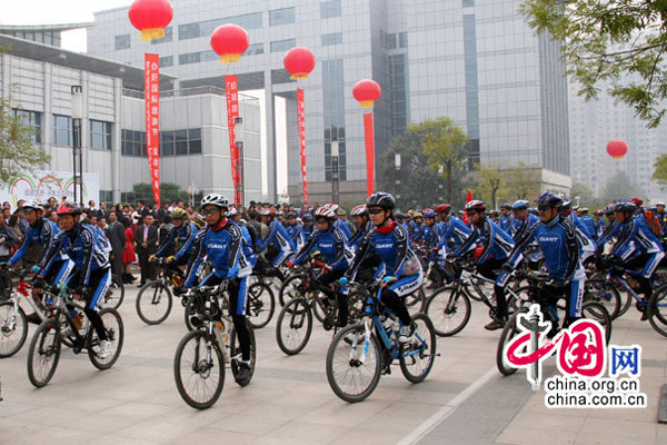 Bicyclists depart from the opening ceremony of &apos;Low-carbon Tourism Starts from Northeast Asia&apos; in Jiaozuo, central China&apos;s Henan Province.Oct.24, 2010. 