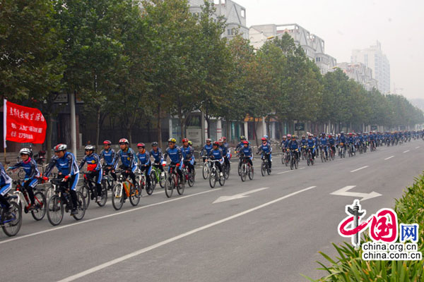 Over 200 bicycle enthusiasts venture through Jiaozuo, Henan Province on Oct. 24, 2010 after the opening ceremony of &apos;Low-carbon Tourism Starts from Northeast Asia&apos;.