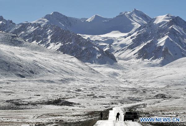 A tourist takes photo on the Pamirs in northwest China's Xinjiang Uygur Autonomous Region, Oct. 23, 2010.