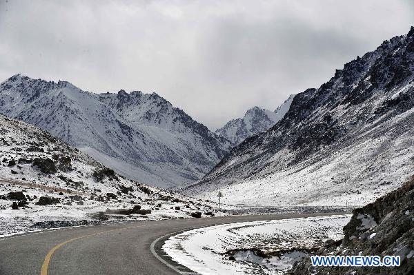 Photo taken on Oct. 23, 2010 shows the snow scene on the Pamirs in northwest China's Xinjiang Uygur Autonomous Region. 