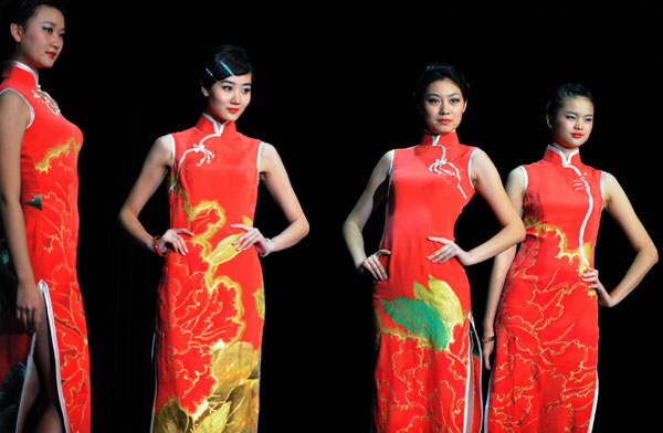 Models show off the elegant cheongsam or qipao to demonstrate the unique charms of these 100-year-old Chinese clothes at the Expo Performance Center, Oct 26, 2010.