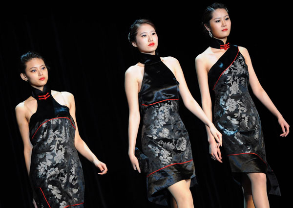 Models show off the elegant cheongsam or qipao to demonstrate the unique charms of these 100-year-old Chinese clothes at the Expo Performance Center, Oct 26, 2010.