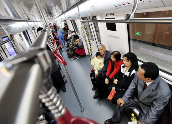 Residents take a trial run ride on China's first intercity underground subway - the Guangzhou-Foshan Line, on Oct 28,2010. 