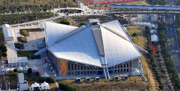 The photo taken on Oct. 29, 2010 shows the ariel view of the cycling venue of the 16th Asian Games at the University Town in Guangzhou, south China's Guangdong Province.