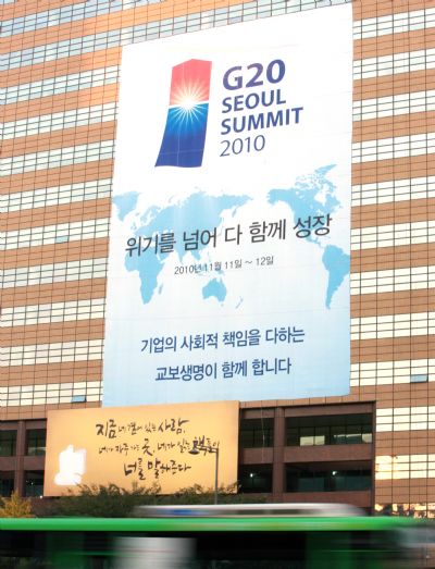 A poster promoting the forthcoming G20 Seoul Summit is seen at the Gwanghuamun plaza in Seoul, capital of South Korea, on Nov. 1, 2010. The summit will be held from Nov. 11 to 12. 