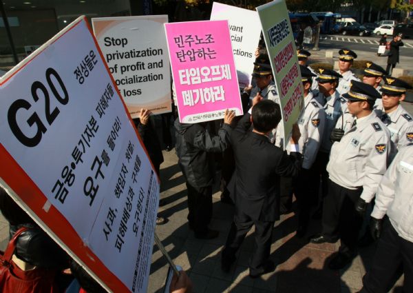 Labor union members protest against the forthcoming G20 Seoul Summit during in Seoul, capital of South Korea, on Nov. 1, 2010. 