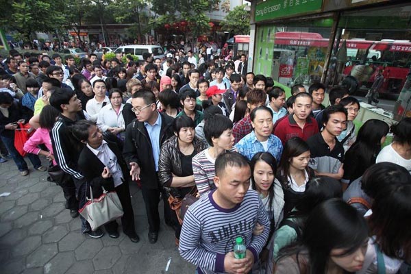 A long queue is seen at the Changshou subway station in Guangzhou, southeast China&apos;s Guangdong Province, Nov.1, 2010.