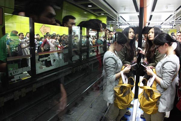 Passengers crowd platforms on both sides of a Guangzhou subway station on Monday.