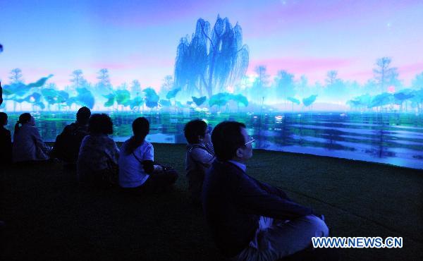 Visitors visit the circular theatre at the Pavilion of Dreams of 2010 Taipei International Flora Expo in Taipei, south China's Taiwan, Nov. 3, 2010.