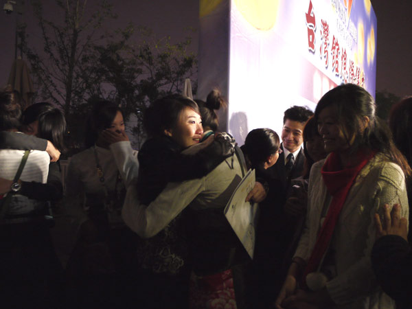 Staff members of Taiwan Pavilion say goodbye to each other through tears at the closing ceremony of the pavilion Sunday night.