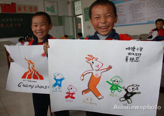 Fourth-grade students from Guangpin, north China's Hebei Province display their pictures of Le Yangyang,or Happy Sheep, the official mascot of the Guangzhou Asian Games, Nov 4,2010. 
