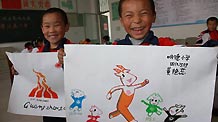Fourth-grade students from Guangpin, north China's Hebei Province display their pictures of Le Yangyang,or Happy Sheep, the official mascot of the Guangzhou Asian Games, Nov 4,2010.