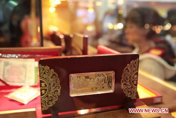 Photo taken on Nov. 4, 2010 shows artware made of gold at the Sixth Beijing International Finance Expo in Beijing, capital of China. 