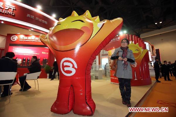 Visitors tour at the Sixth Beijing International Finance Expo in Beijing, capital of China, Nov. 4, 2010. 