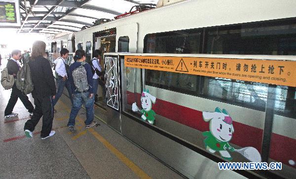 The photo taken on Nov. 8, 2010 shows commuters stepping onto a tube train in Guangzhou, south China's Guangdong Province.