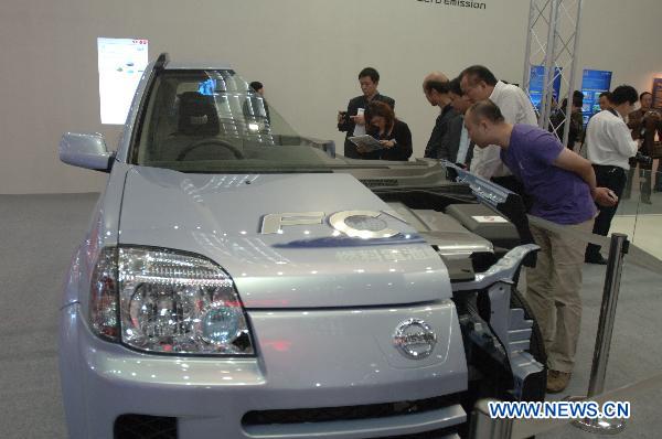 Visitors view a Nissan fuel cell vehicle during the 25th World Battery, Hybrid and Fuel Cell Electric Vehicle Symposium and Exposition in Shenzhen, south China's Guangdong Province, Nov. 7, 2010. 