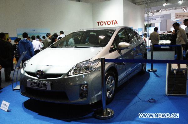 Visitors view a Toyota Prius Plug-in Hybrid vehicle during the 25th World Battery, Hybrid and Fuel Cell Electric Vehicle Symposium and Exposition in Shenzhen, south China's Guangdong Province, Nov. 7, 2010.