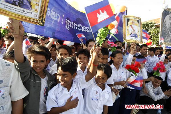 Cambodian students cheer during a ceremony to celebrate the 57th anniversary of independence of Cambodia in Phnom Penh, on Nov. 9, 2010.
