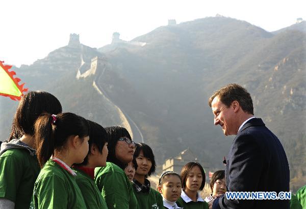 British Prime Minister David Cameron talks with Chinese students as he visits the Great Wall in Beijing, capital of China, Nov. 10, 2010.