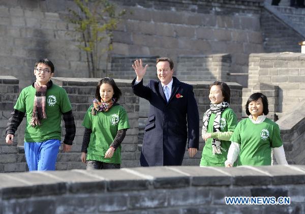 British Prime Minister David Cameron waves as he visits the Great Wall with Chinese students in Beijing, capital of China, Nov. 10, 2010.