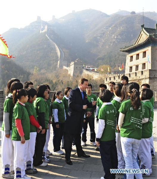 British Prime Minister David Cameron talks with Chinese students as he visits the Great Wall in Beijing, capital of China, Nov. 10, 2010. 