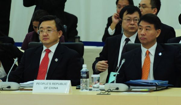 China's Vice Commerce Minister Yi Xiaozhun (R, front) and Chinese Assistant Foreign Minister Liu Zhenmin (L, front) attend the first closed-door meeting of Ministerial Meeting of the Asia-Pacific Economic Cooperation (APEC) in Yokohama, Japan, Nov. 10, 2010.
