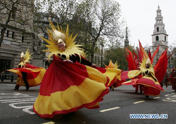Costumed performers dance during the Lord Mayor&apos;s Show in the City of London, capital of Britain, Nov. 13, 2010.