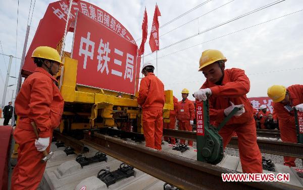 Workers lay the last track of the Beijing-Shanghai high-speed railway in Bengbu City, east China's Anhui Province, Nov. 15, 2010. 