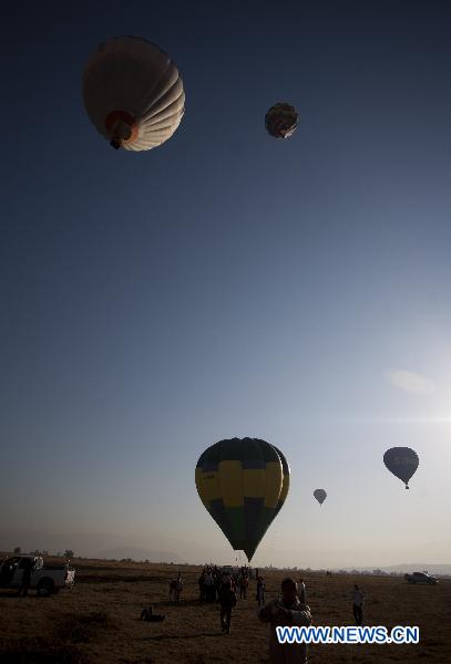 People prepare a hot air balloon for the flight during a trial session in Tlahuac, southeast of Mexico City, capital of Mexico, on Nov. 13, 2010.