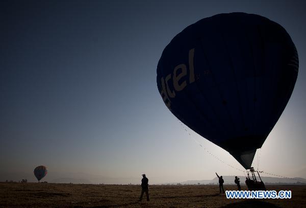 A hot air balloon gets ready to begin its flight during a trial session in Tlahuac, southeast of Mexico City, capital of Mexico, on Nov. 13, 2010.