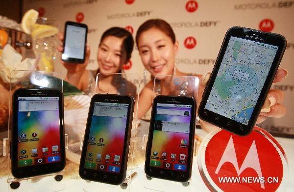Models of Motorola Korea Inc. pose for photos with the company's new smart phone 'Motorola DEFY' during a news conference at Shilla Hotel in Seoul, capital of South Korea on Nov. 16, 2010. The Motorola DEFY goes on sale in Nov. in South Korea.