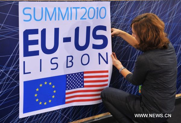 A Staff member puts up poster of EU-US summit in Lisbon, capital of Portugal, on Nov. 18, 2010. Following the two-day NATO summit starting from Nov. 19, the EU-US summit will be held in Lisbon on Nov. 20. 