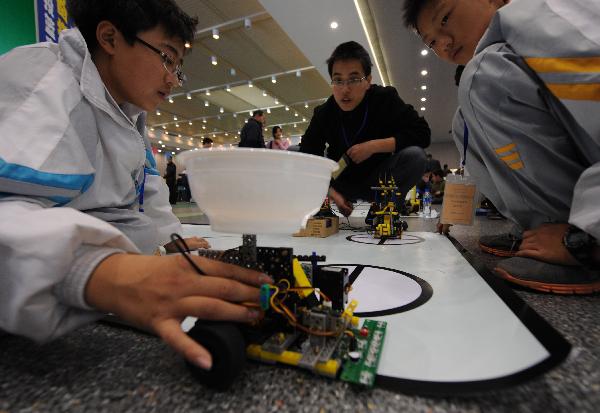 Contestants adjust robots in Hangzhou, east China's Zhejiang Province, Nov. 18, 2010.