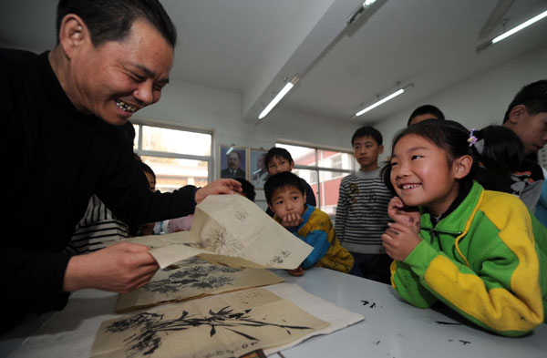 Liu Chongyun (R) listens to the teacher during a drawing class in Tianjin on Nov 20, 2010. 